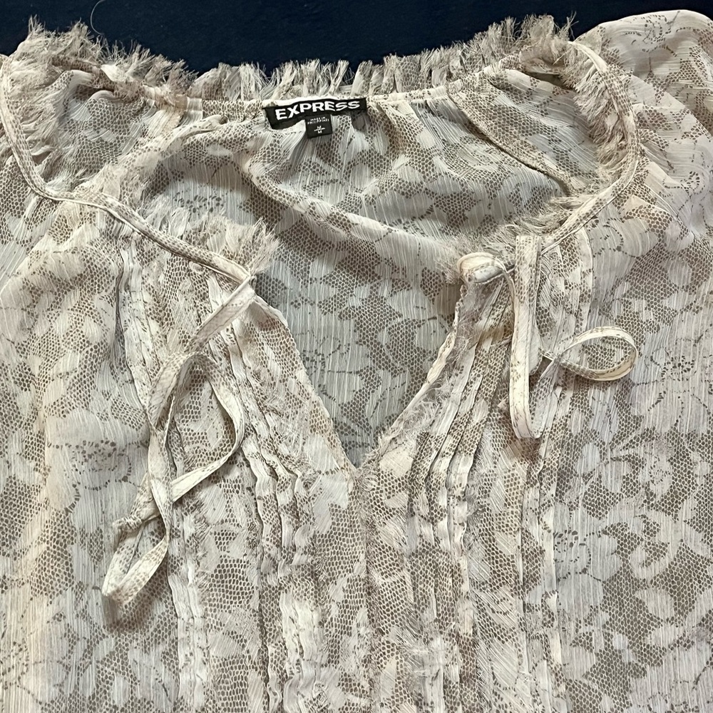 Beautiful boho floral top- Express - Picture 4 of 5